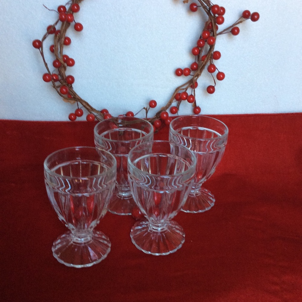 Vintage clear drinkware small set great condition